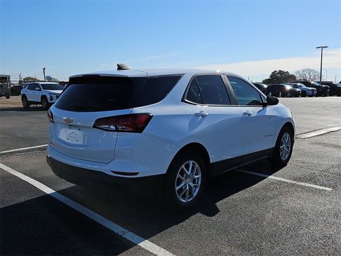 Used 2022 Chevrolet Equinox LS w/ LS Convenience Package image 17