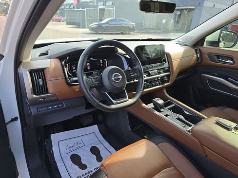 Used 2024 Nissan Pathfinder Platinum w/ Black Appearance Package image 21