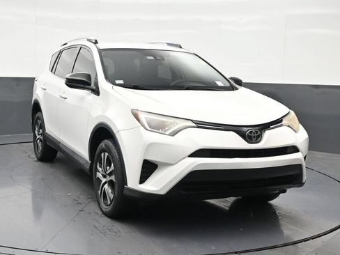 Used 2018 Toyota RAV4 LE FWD image 8