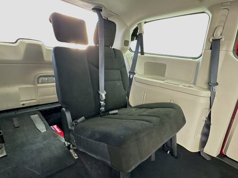 Used 2016 Dodge Grand Caravan American Value Package w/ UConnect Hands-Free Group FWD image 16