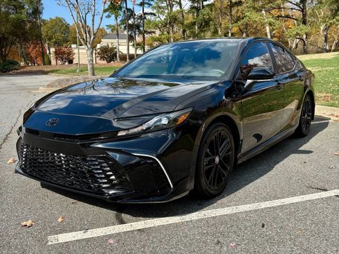 Used 2025 Toyota Camry SE image 1