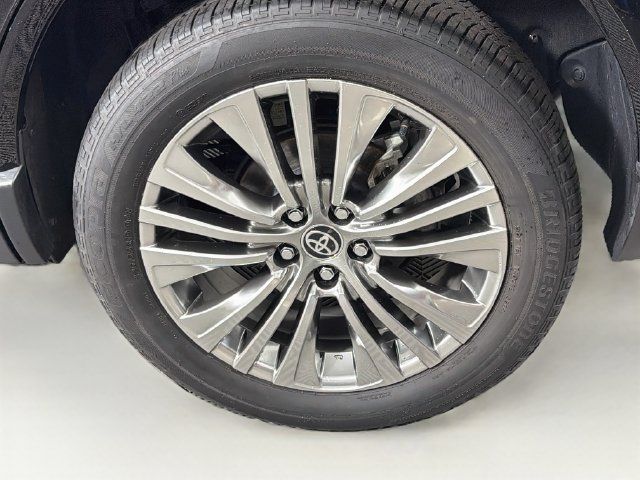 Used 2024 Toyota Venza XLE AWD/4WD image 36