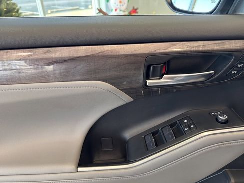 Used 2023 Toyota Highlander Limited image 11