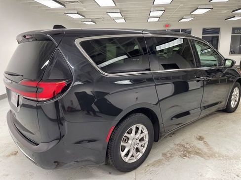 Used 2023 Chrysler Pacifica Touring-L image 15