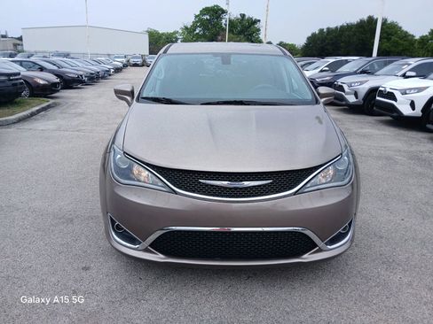 Used 2018 Chrysler Pacifica Touring Plus w/ Tire & Wheel Group FWD image 3
