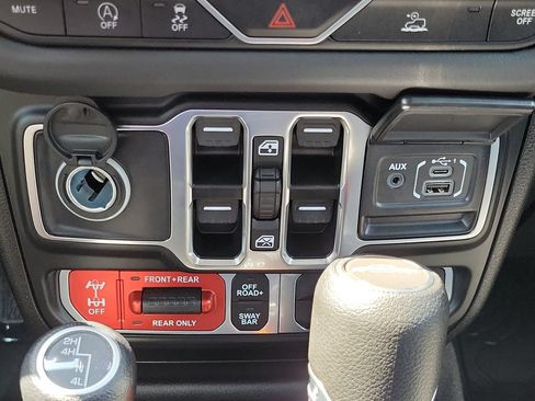 Used 2025 Jeep Gladiator Rubicon w/ Convenience Group AWD/4WD image 22