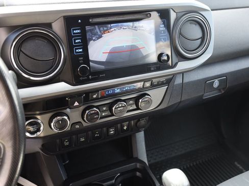 Used 2016 Toyota Tacoma TRD Sport w/ Premium & Technology Package AWD/4WD image 15