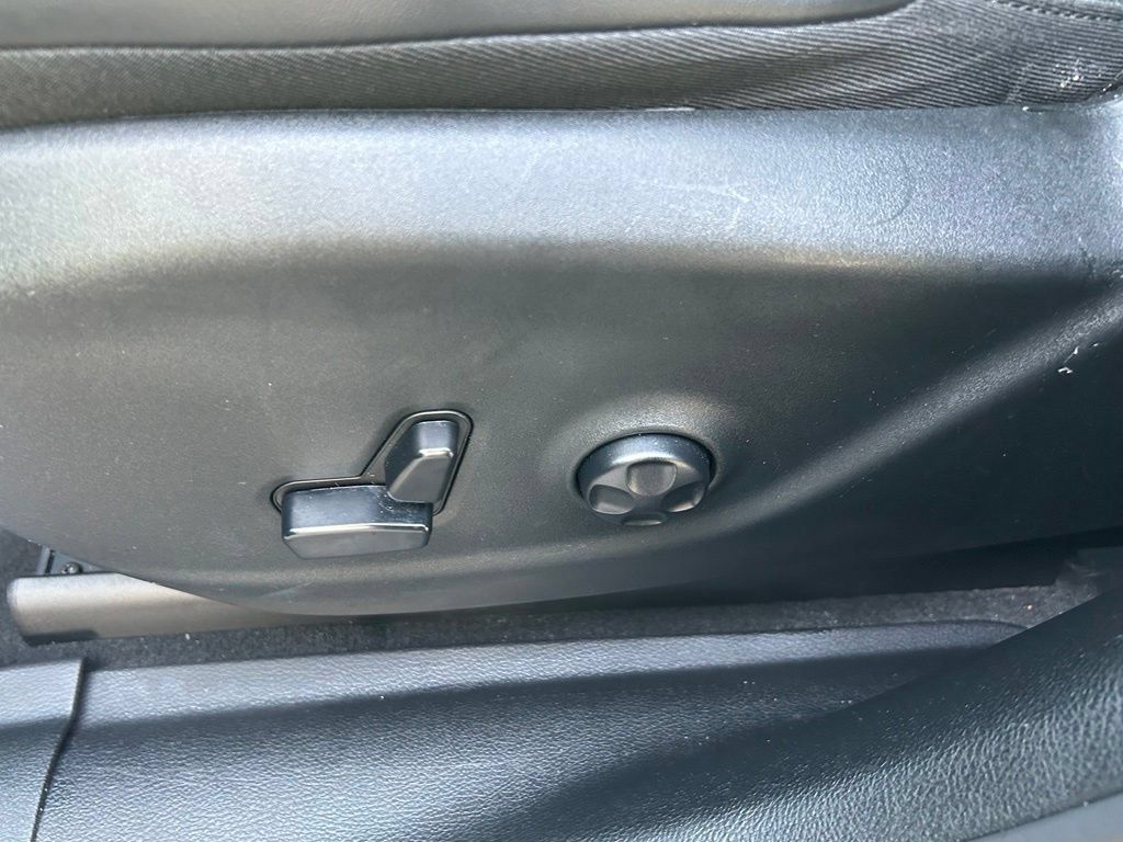 Used 2019 Jeep Cherokee Limited FWD image 17