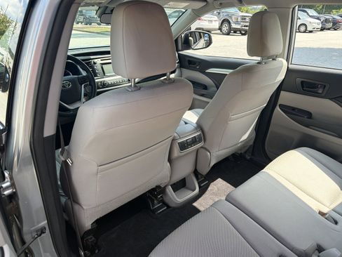 Used 2018 Toyota Highlander LE FWD image 19
