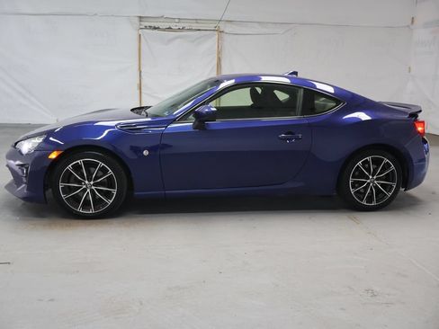 Used 2017 Toyota 86 RWD image 4