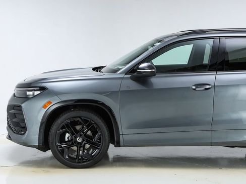 New 2026 Volkswagen Tiguan SE R-Line image 3