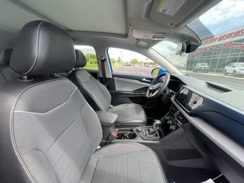 Used 2023 Volkswagen Taos SE w/ Panoramic Sunroof Package AWD/4WD image 4