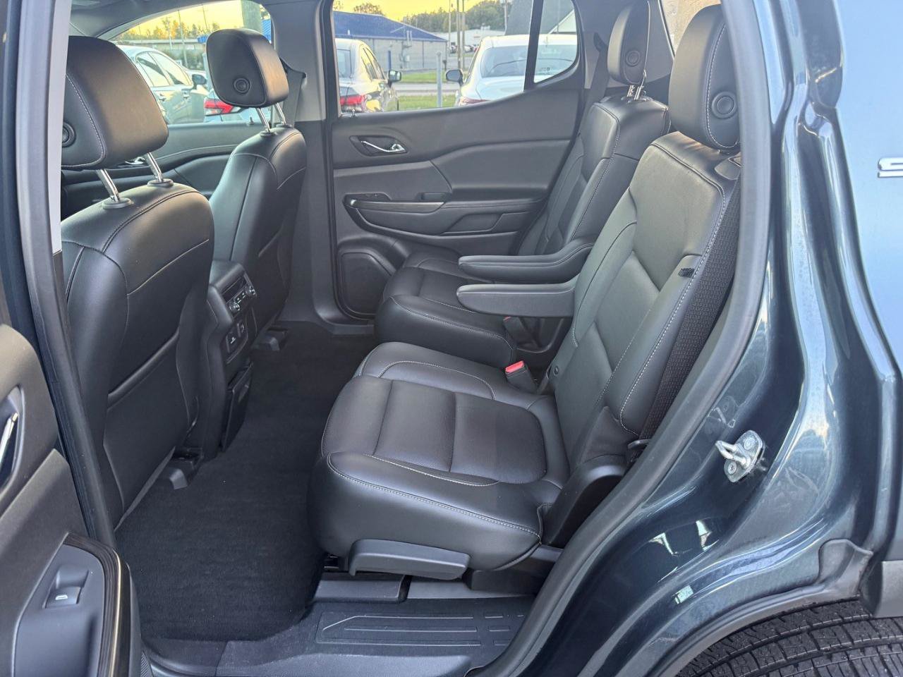 Used 2019 GMC Acadia SLT w/ Black Edition FWD image 9
