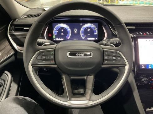 Used 2023 Jeep Grand Cherokee Limited w/ Luxury Tech Group II image 13