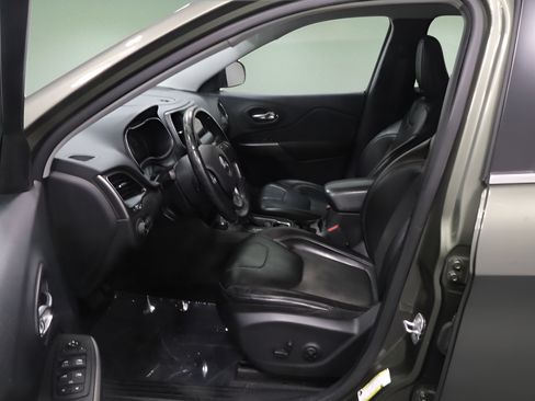 Used 2019 Jeep Cherokee Latitude Plus w/ Cold Weather Group AWD/4WD image 8