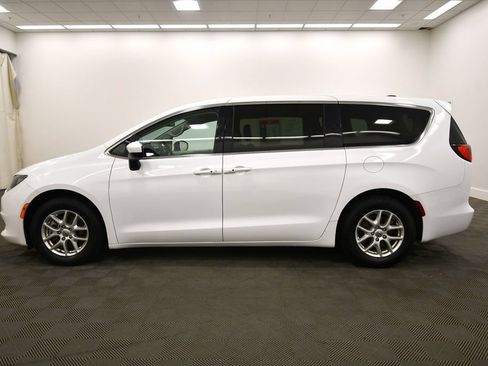 Used 2022 Chrysler Voyager LX FWD image 4