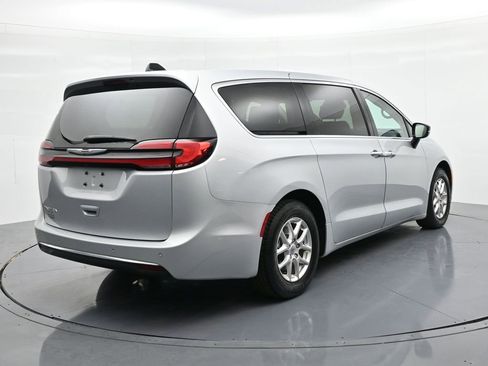 Used 2024 Chrysler Pacifica Touring-L image 6