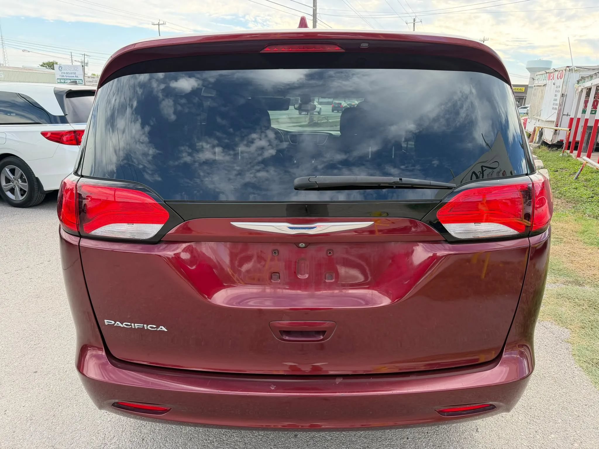 Used 2017 Chrysler Pacifica Touring FWD image 3
