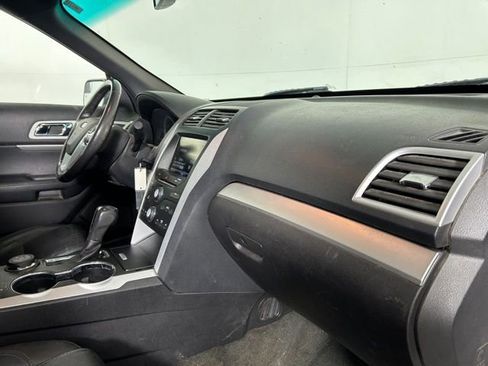 Used 2014 Ford Explorer XLT w/ Equipment Group 202A AWD/4WD image 18