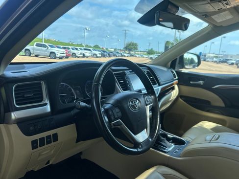 Used 2018 Toyota Highlander Limited FWD image 12