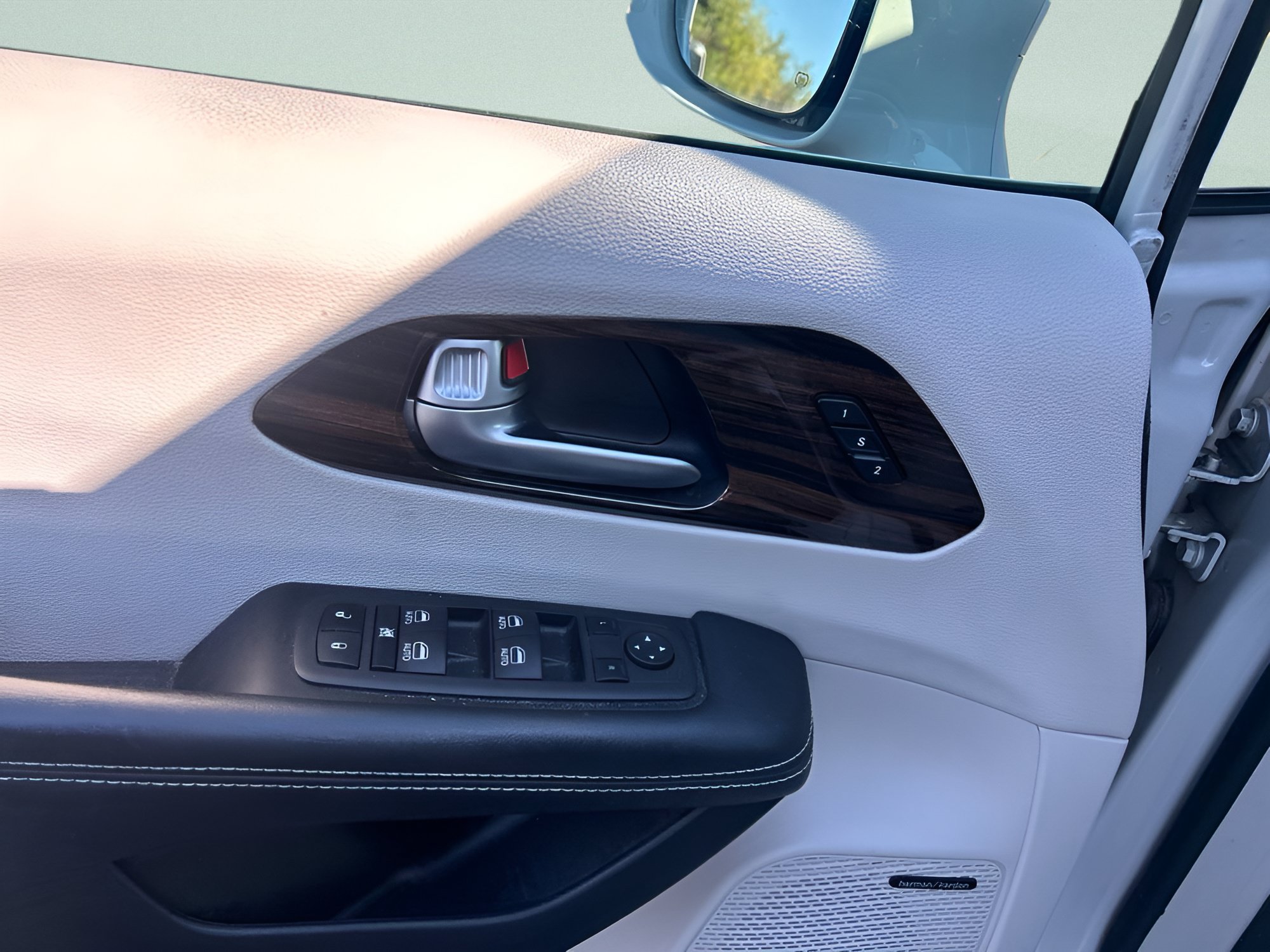 Used 2021 Chrysler Pacifica Limited w/ Uconnect Theater Family Group AWD/4WD image 19