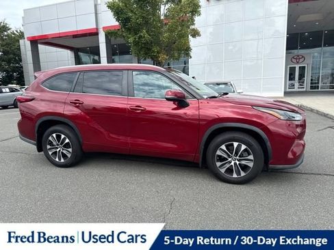 Used 2023 Toyota Highlander XLE AWD/4WD image 3