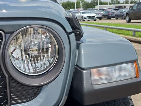Used 2024 Jeep Gladiator Sport AWD/4WD image 12