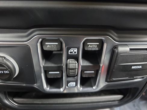 Used 2019 Jeep Wrangler Unlimited Sahara w/ Dual Top Group AWD/4WD image 26