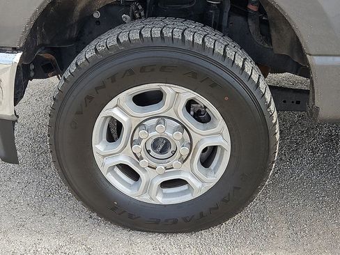 Used 2025 Ford F250 XLT w/ FX4 Off-Road Package image 13