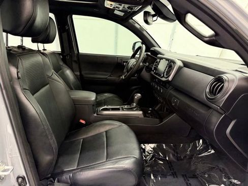 Used 2021 Toyota Tacoma TRD Off-Road w/ TRD Premium Off Road Package AWD/4WD image 18