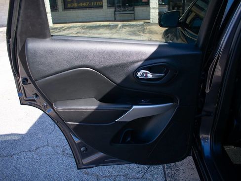 Used 2018 Jeep Cherokee Latitude Plus image 28