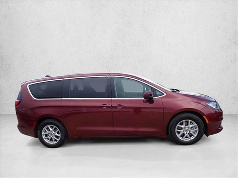 Used 2022 Chrysler Voyager LX FWD image 5