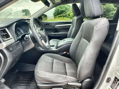 Used 2018 Toyota Highlander LE FWD image 11