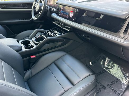 Used 2025 Porsche Cayenne image 16