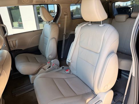 Used 2018 Toyota Sienna XLE w/ XLE Navigation Package FWD image 12