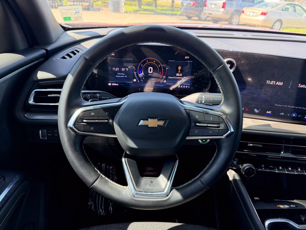 Used 2025 Chevrolet Traverse LT FWD image 17