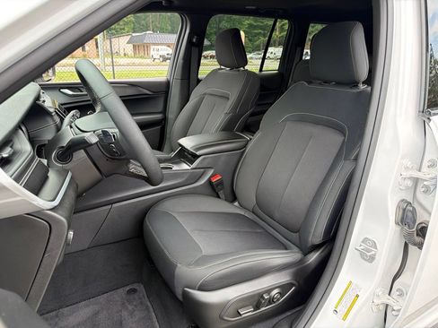Used 2025 Jeep Grand Cherokee Laredo X w/ Luxury Tech Group I AWD/4WD image 18
