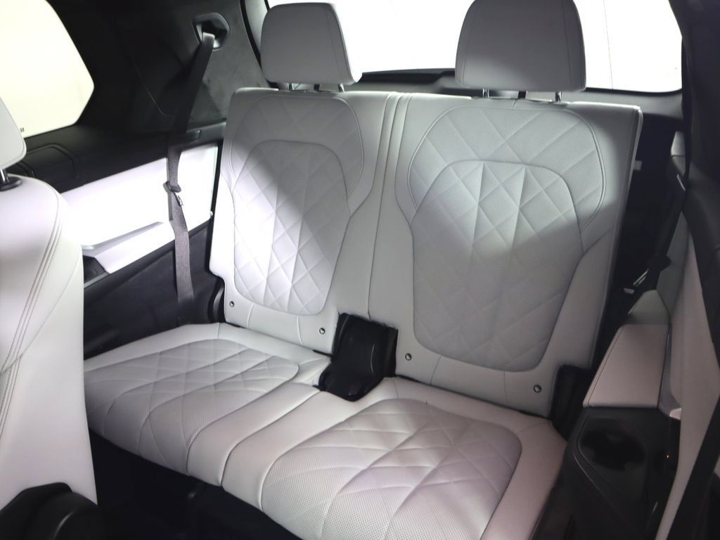Used 2023 BMW X7 xDrive40i w/ M Sport Package AWD/4WD image 28