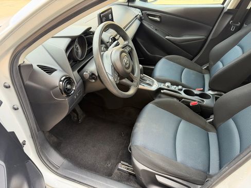 Used 2020 Toyota Yaris L image 9