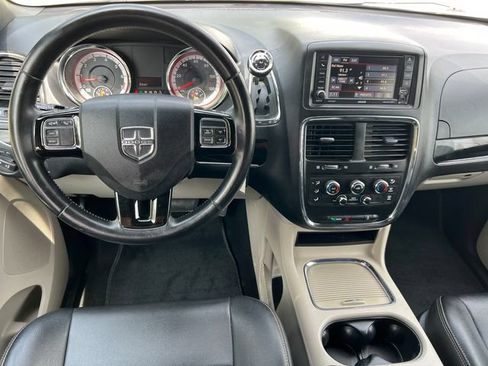 Used 2017 Dodge Grand Caravan SXT FWD image 3