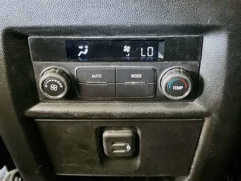 Used 2023 Chevrolet Traverse LT FWD image 25