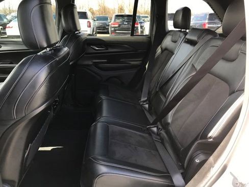 Used 2023 Jeep Grand Cherokee Altitude image 17