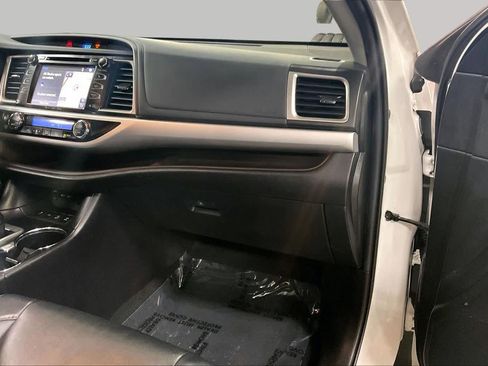 Used 2019 Toyota Highlander XLE AWD/4WD image 19