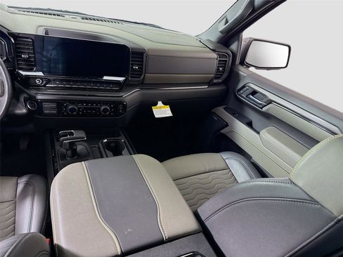 Used 2025 Chevrolet Silverado 1500 ZR2 w/ Technology Package image 17