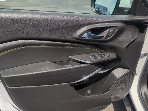 Used 2024 Chevrolet Trax LT w/ Sunroof Package FWD image 17