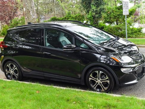 Used 2020 Chevrolet Bolt Premier w/ Infotainment Package FWD image 12