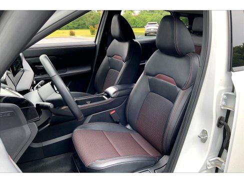 Used 2025 Nissan Kicks SR FWD image 23