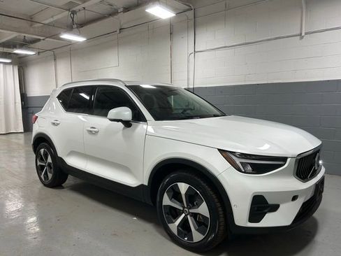 Used 2025 Volvo XC40 B5 Plus image 4