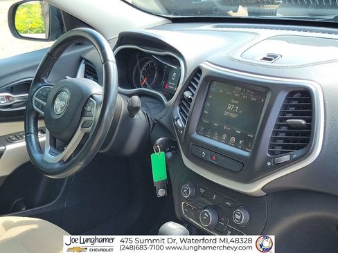 Used 2017 Jeep Cherokee Latitude w/ Safety/Convenience Group FWD image 28