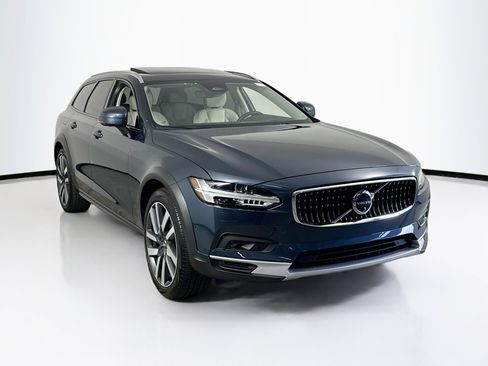 Used 2025 Volvo V90 B6 Cross Country Ultra w/ Protection Package Premier image 3